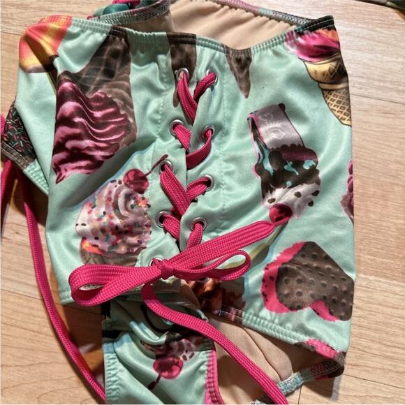 Pin-up Couture High Waisted Bikini - Picture 2 of 3